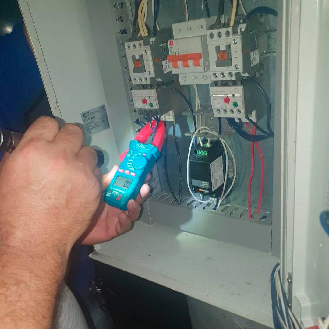 Trabajos generales de construcción y electricidad entre otros